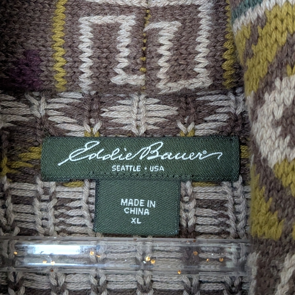 Patterned Women's Sweater with Button Closure - image 3